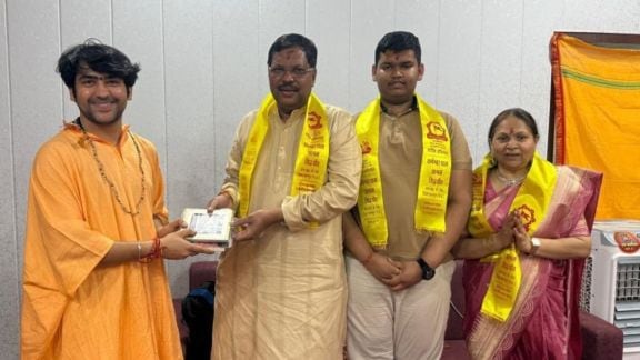 Justice Bhushan Gawai with Bageshwar Baba | माजी सरन्यायाधीश भूषण गवई बागेश्वर धाम भेट | Dhirendra Krishna Shastri with Justice Gawai | बागेश्वर बाबा आणि भूषण गवई चर्चा