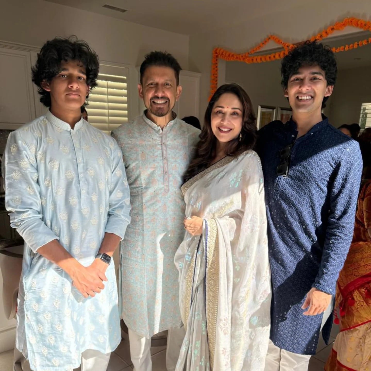 श्रीराम नेने यांनी यापूर्वीसु्दधा अनेकदा त्यांच्या बहिणीबरोबरचे फोटो पोस्ट केले आहेत. ते सोशल मीडियावर कायमच त्यांची पत्नी माधुरी, दोन मुलं यांच्याबरोबरचे फोटोही पोस्ट करत असतात.