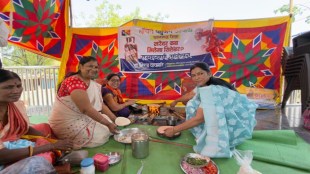 VBA workers protesting against gas cylinder price hike in Yavatmal | Women cooking on wood stove at Samvidhan Chowk Yavatmal | वंचित बहुजन आघाडी गॅस टंचाई आंदोलन यवतमाळ | संविधान चौकात चुलीवरचा स्वयंपाक आंदोलन