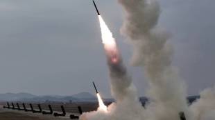 North Korea ballistic missile launch 2026 | Kim Jong Un supervising missile test | उत्तर कोरिया बॅलेस्टिक क्षेपणास्त्र चाचणी २०२६ | किम जोंग उन क्षेपणास्त्र डागतानाचे फोटो