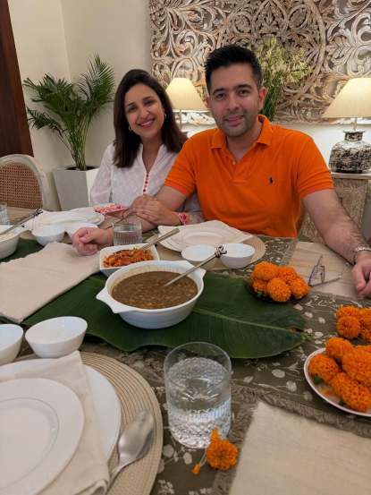 या जोडीच्या घरातील डायनिंग एरियासुद्धा खूप मोठा आहे. व्हाईट थीमनुसारच त्याच रंगाच्या खुर्च्या डायनिंग टेबलजवळ असल्याचं पाहायला मिळतं.