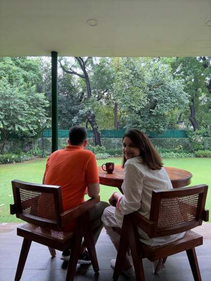 परिणीती व राघव यांच्या घराजवळ एक मोठं गार्डनसुद्धा आहे. तिथे बसण्याची सोयसुद्धा केलेली आहे. दोघे तिथे एकत्र एकमेकांबरोबर निवांत वेळ घालवतात.