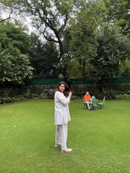 दोघे तिथे एकत्र एकमेकांबरोबर निवांत वेळ घालवतात.
