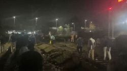 Local Train: लोकल विलंबाला कंटाळून खोपोली मार्गावरील प्रवासी रूळांवर
