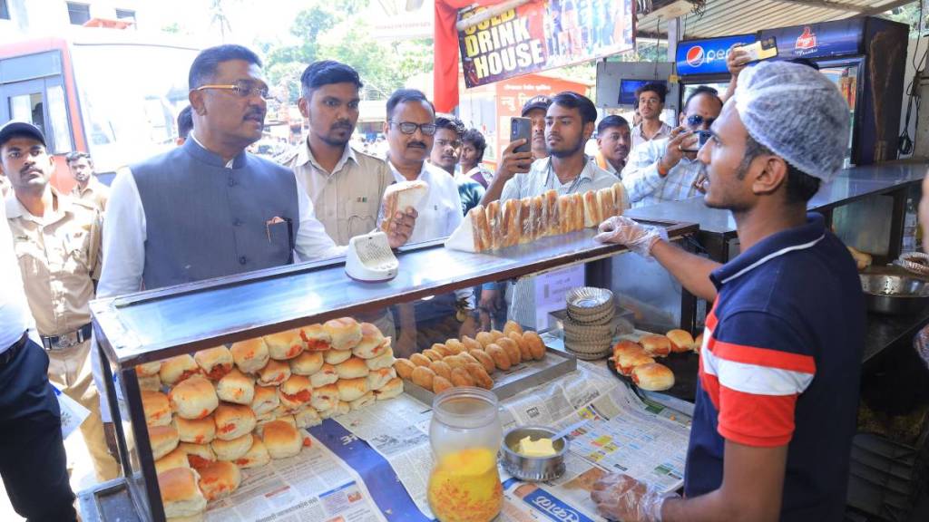 Pratap Sarnaik Lonavala ST stand visit | Nathjal water bottle price 15 rupees | MSRTC bus private hotel halt ban | Transport Minister Maharashtra inspection Pratap Sarnaik Lonavala ST stand visit | Nathjal water bottle price 15 rupees | MSRTC bus private hotel halt ban | Transport Minister Maharashtra inspection