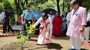 President Draupadi Murmu visiting Sevagram Ashram Wardha | President Murmu snake catcher story at Bapu Kuti | राष्ट्रपती द्रौपदी मुर्मू सेवाग्राम आश्रम वर्धा भेट | सेवाग्राम आश्रमात सूत कताई करताना राष्ट्रपती द्रौपदी मुर्मू