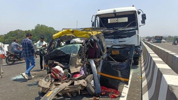 Rayte Kalyan highway accident news | Kalyan Murbad road accident today | Ulhas river bridge accident victims | Thane district road safety issues