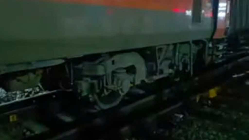 pune-railway-station-vande-bharat-express-derailed-solapur-mumbai-train-accident-update pune print news pune-railway-station-vande-bharat-express-derailed-solapur-mumbai-train-accident-update pune print news