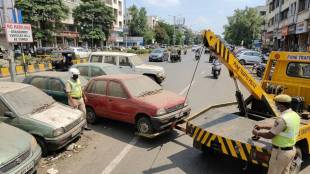 Pune Traffic Police action on abandoned vehicles | roadside dust covered cars seized Pune | DCP Himmat Jadhav traffic rules Pune | PTP App Pune traffic complaint