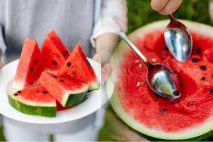 Mumbai family death case watermelon facts | Food poisoning symptoms and prevention | Watermelon nutritional benefits and myths | JJ Hospital doctor statement on Mumbai deaths