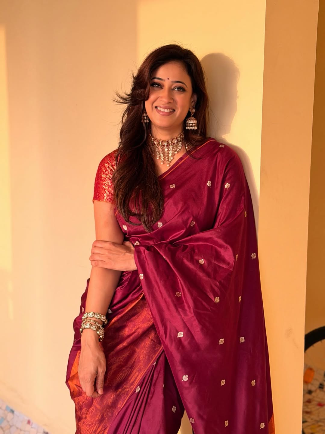 Shweta Tiwari golden saree look