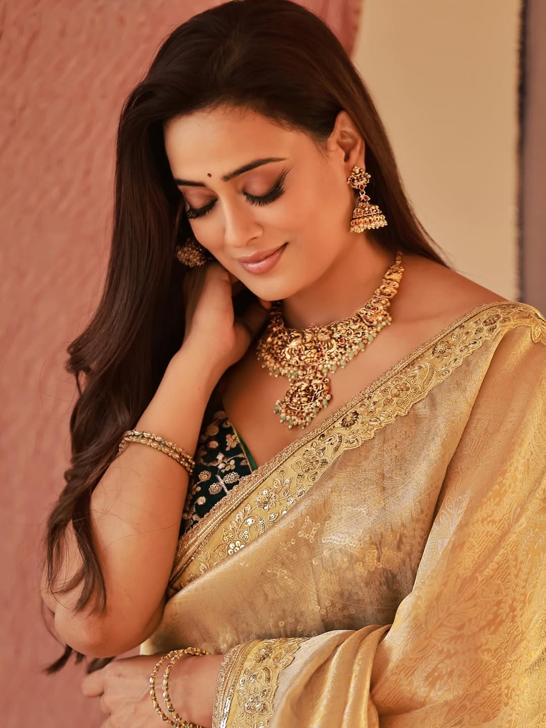 Shweta Tiwari golden saree look