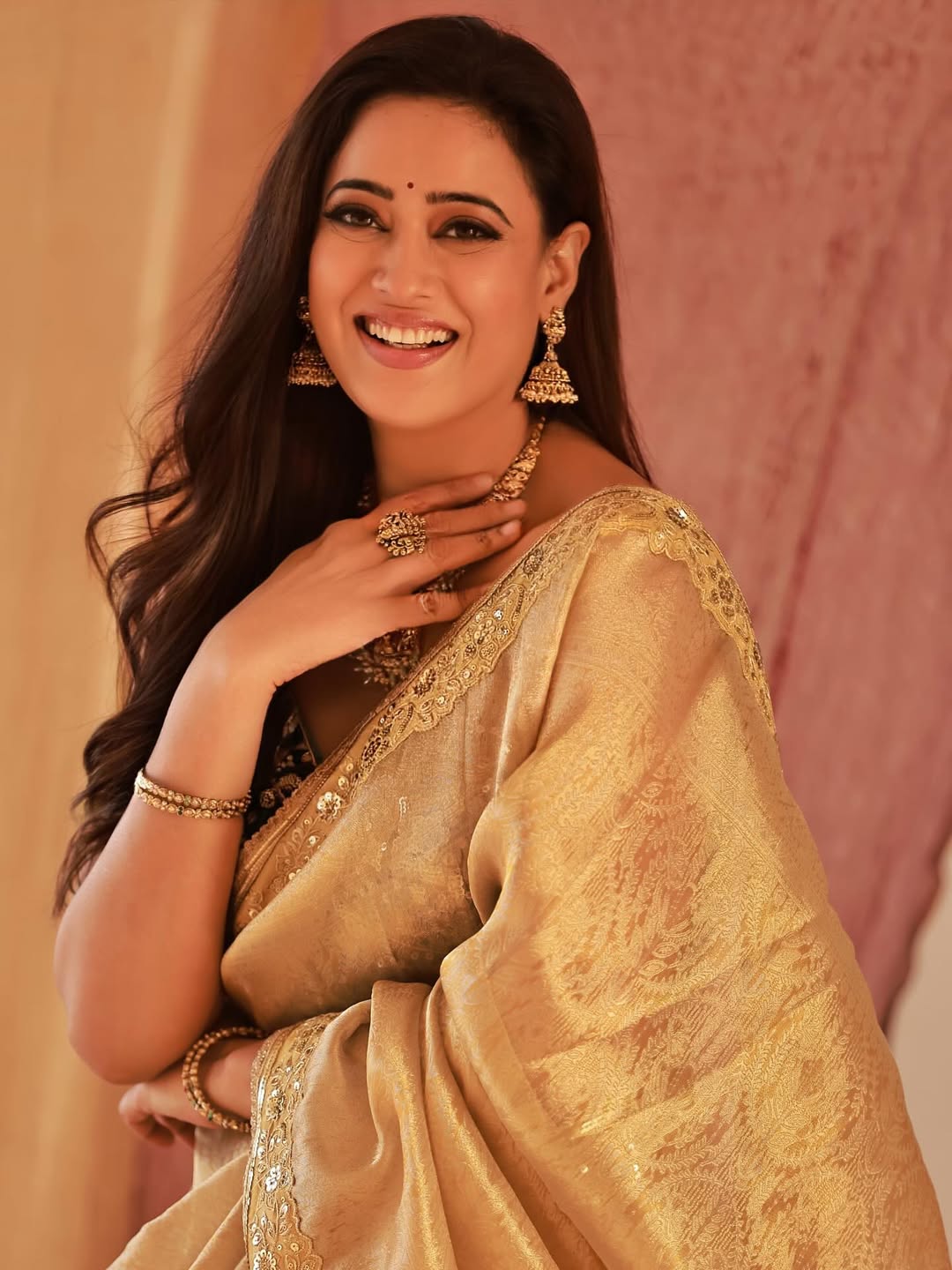 Shweta Tiwari golden saree look