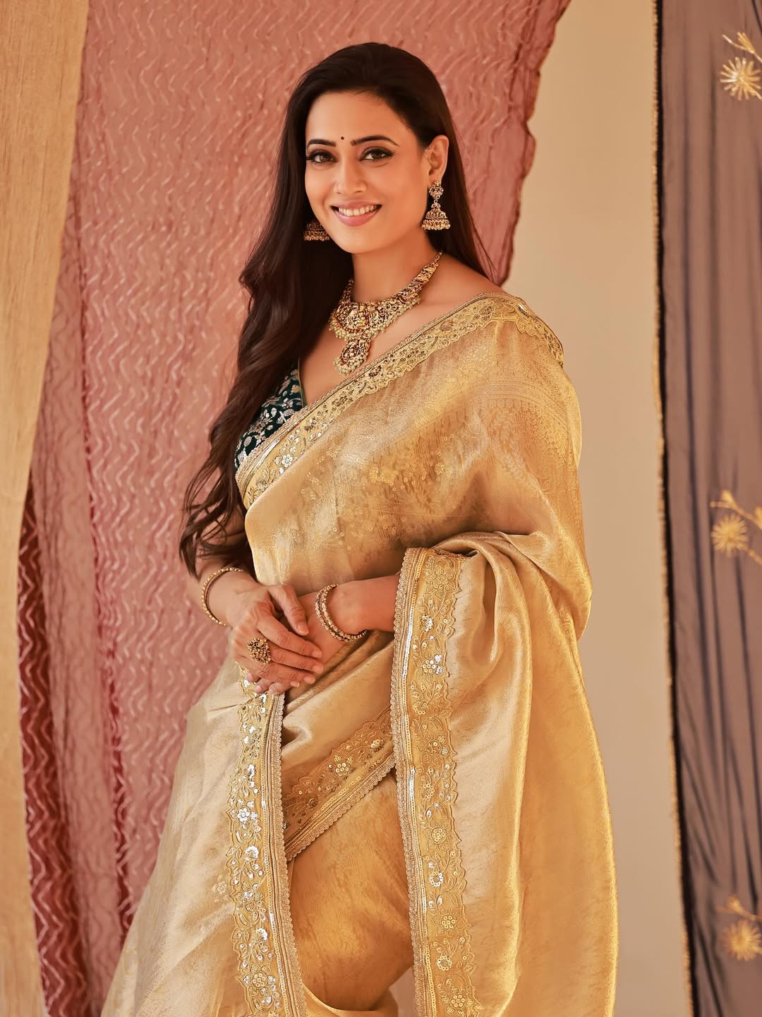 Shweta Tiwari golden saree look