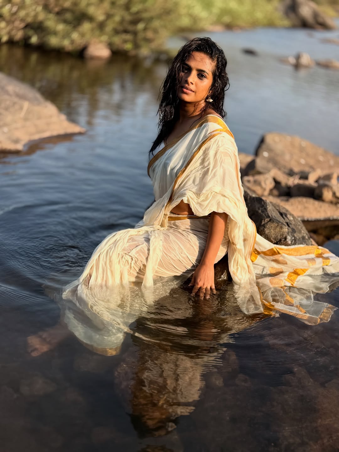 Amruta Dhongde bold saree photos