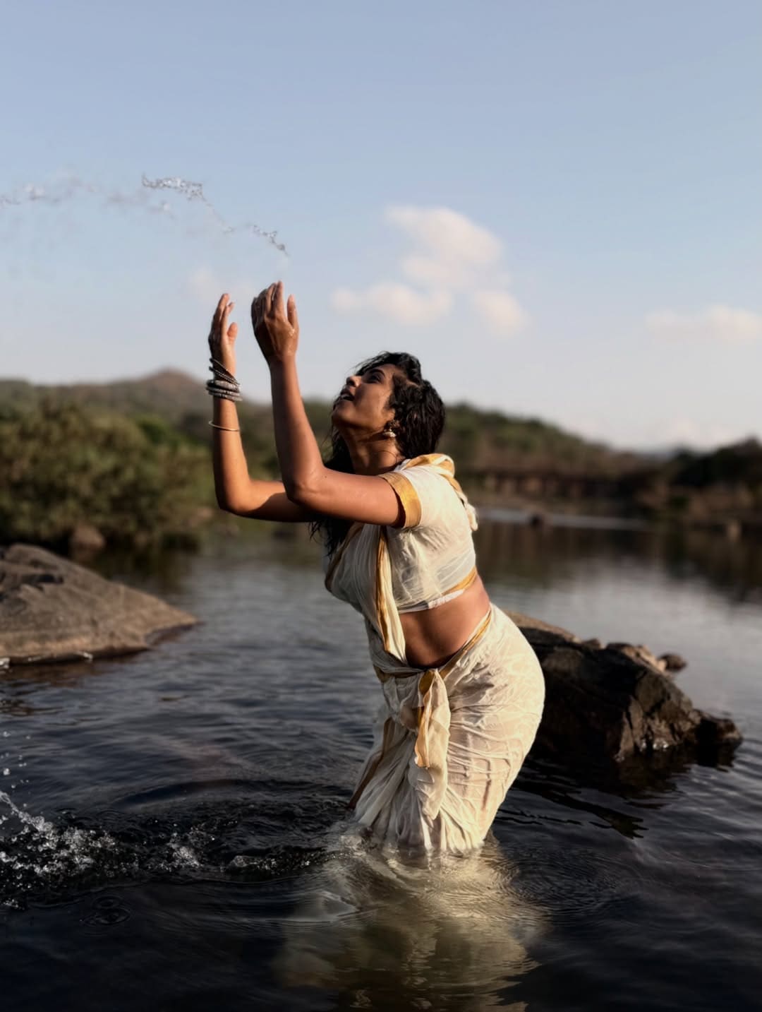 Amruta Dhongde bold saree photos