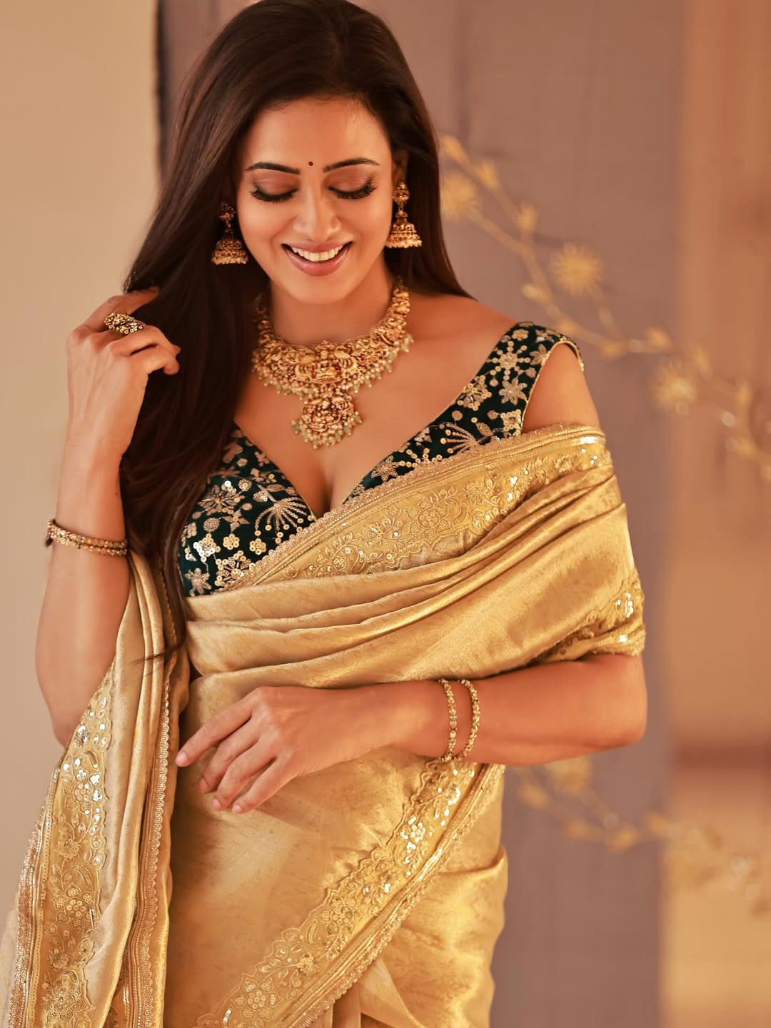 Shweta Tiwari golden saree look
