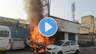 Akola car fire incident today | Washim bypass road garage accident | Maharashtra vehicle fire due to electricity transformer | Akola summer high temperature shorts circuit news