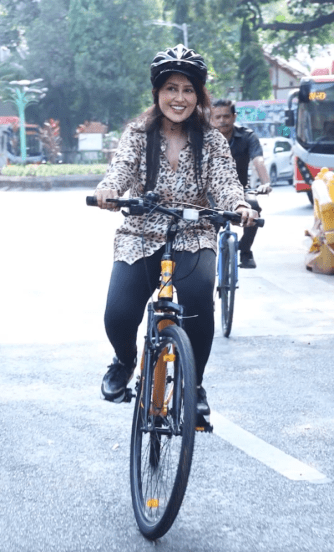 Amruta Fadnavis Ride Cyle in Mumbai