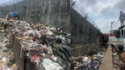 नाल्यातील गाळात रिक्षाचा सांगाडा, फ्रीज, सोफा, लाकडी वस्तू; बेजबाबदार नागरिकांवर कारवाईची मागणी