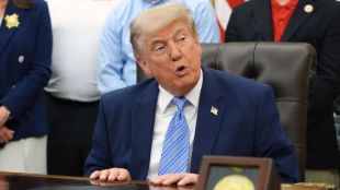 Donald Trump updates on Iran war situation | Donald Trump Jr wedding in Bahamas news | डोनाल्ड ट्रम्प आणि इराण युद्धाचे संकट | डोनाल्ड ट्रम्प ज्युनियर विवाहसोहळा आणि ट्रम्प यांचा निर्णय