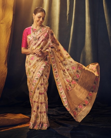 जिनिलायाने यावेळी अहिम्सा पैठणी नेसल्याचं या पोस्टमधून म्हटलं आहे. या नकशीदार पैठणीवर तिने काही डिझाइनर आणि पारंपरिक दागिने परिधान केले आहेत.
