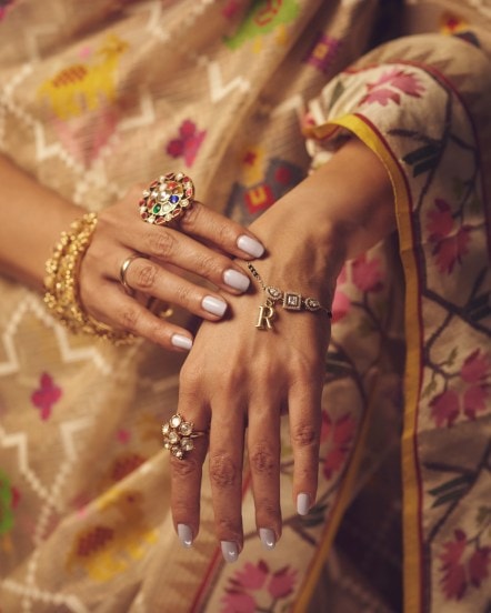 जिनिलायाचं हे मंगळसूत्र खास आहे कारण - यामध्ये तिचा नवरा रितेश देशमुखच्या नावाचं पहिलं अक्षर असलेलं पेंडंटसु्द्धा आहे.