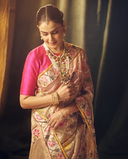 जिनिलायने यावेळी हातातसुद्धा डिझायनर आणि रंगबीरंगी अशी अंगठी घातली आहे. तर तिच्या एका हातात तिने काळे मणी आणि हिरे असलेलं मंगळसूत्र परिधान केलं आहे. जे खूप खास आहे.