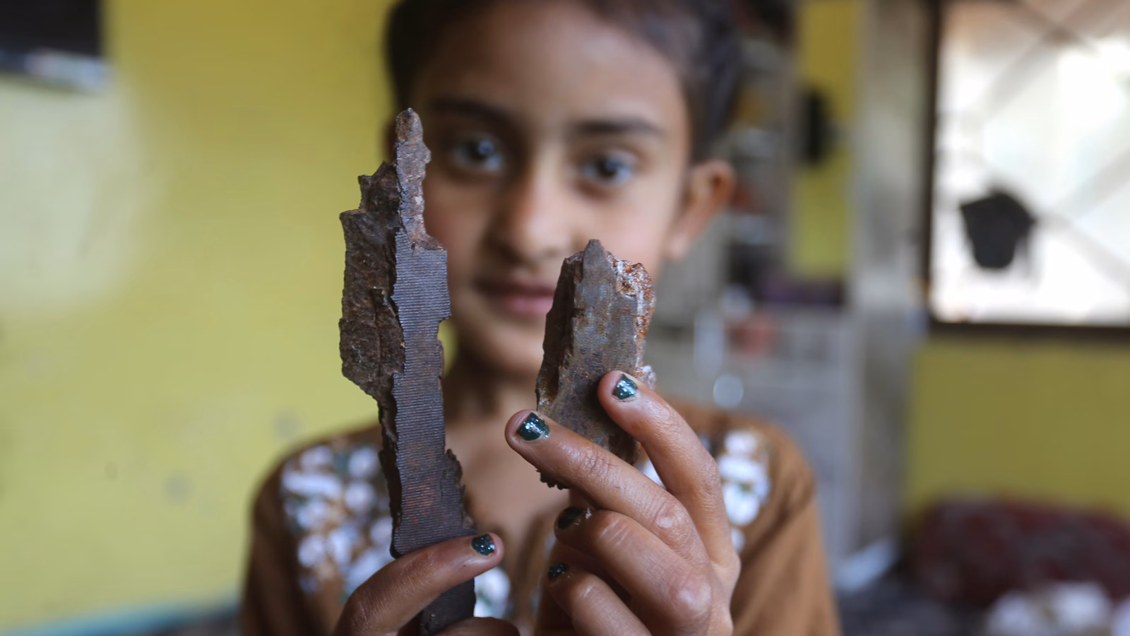 Girl standing near damaged house in Uri Operation Sindur | उरी सीमा ऑपरेशन सिंदूर बाधित घर आणि लहान मुलगी | Kashmir border ceasefire violation impact on children | ऑपरेशन सिंदूर उरी सीमेवरील जनजीवन आणि बंकरची गरज
