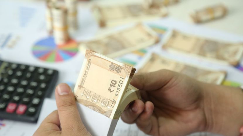 Rupee Depreciation vs Pakistan Rupee