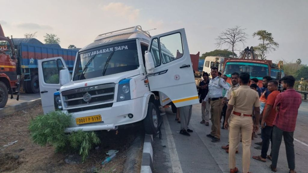 Mumbai Ahmedabad National Highway Accident | Palghar Chinchpada Road Mishap | Road Accident in Dahanu Palghar | Gujarat Lad Family Accident News Mumbai Ahmedabad National Highway Accident | Palghar Chinchpada Road Mishap | Road Accident in Dahanu Palghar | Gujarat Lad Family Accident News