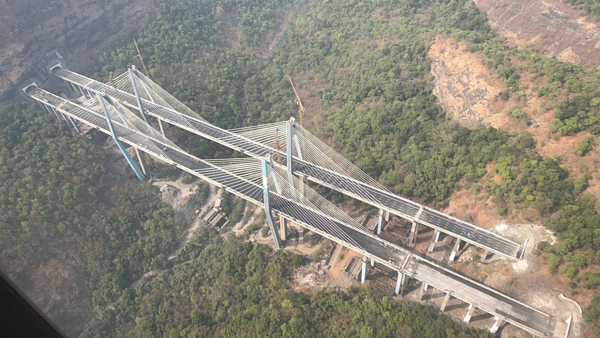 टायगर व्हॅलीवर १८२ मीटर उंचीचा भव्य 'केबल-स्टेड' पूल उभारण्यात आला आहे. हा भारतातील अशा प्रकारचा सर्वाधिक उंचीचा पूल आहे.