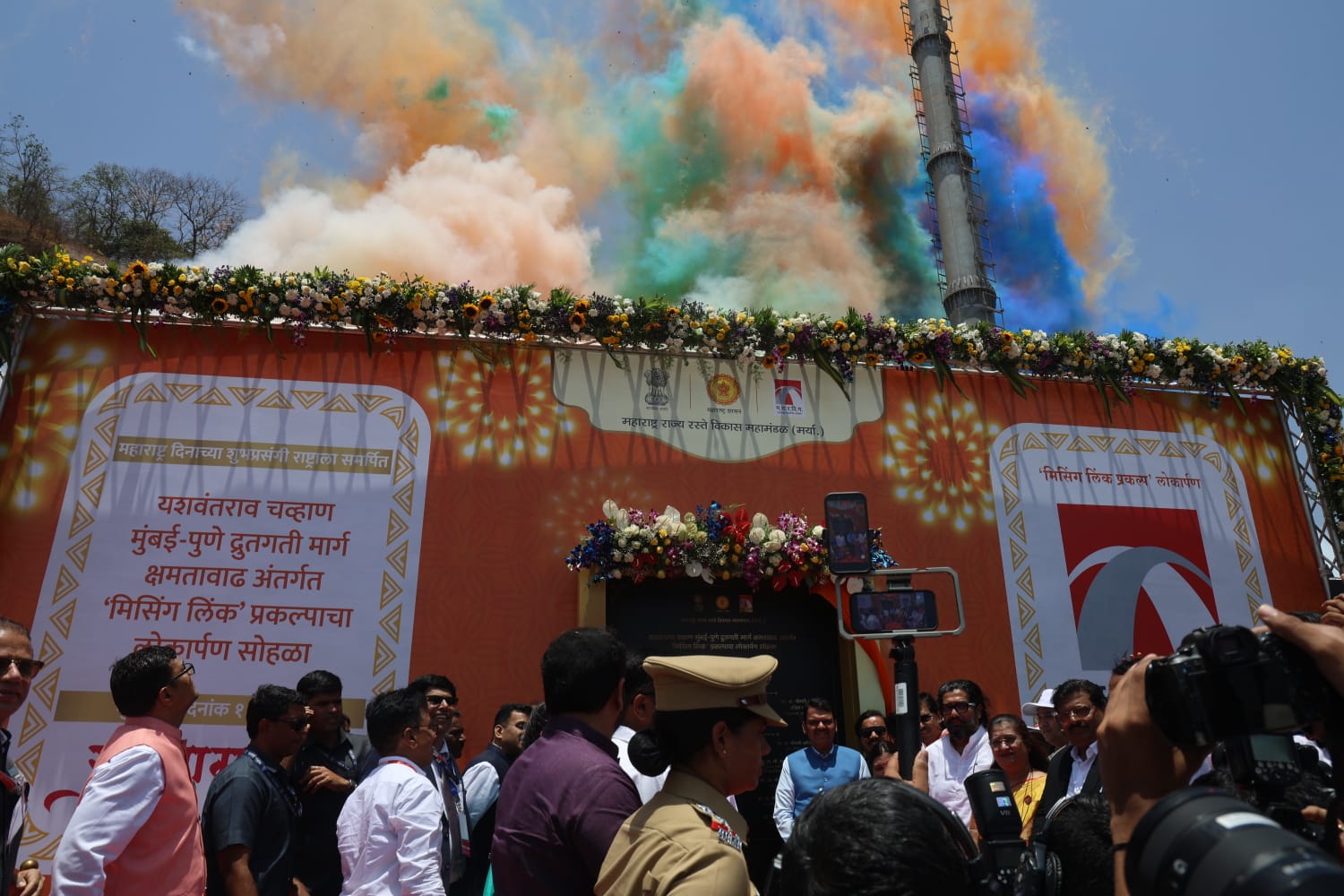 Mumbai Pune Missing Link Maharashtra Day: महाराष्ट्र दिनाचे औचित्य साधून मुंबई-पुणे द्रुतगती मार्गावरील अत्यंत महत्त्वाकांक्षी अशा 'मिसिंग लिंक' (Missing Link) प्रकल्पाचे लोकार्पण आज, १ मे २०२६ रोजी दिमाखात पार पडले. (फोटो : दीपक जोशी/लोकसत्ता)