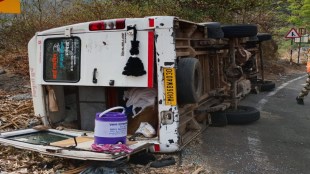 Mumbai Pune Highway accident today | Mini bus overturns near Khopoli | Murbad passengers injured in bus accident | Maharashtra road accident news today