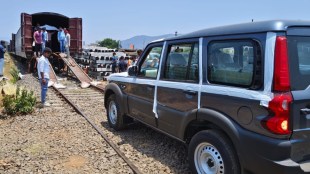 Mahindra cars loading at Igatpuri Goods Shed | Central Railway Nashik automobile freight | NMG rake loading for Mahindra and Mahindra Nashik | Gati Shakti cargo transport Maharashtra Railways