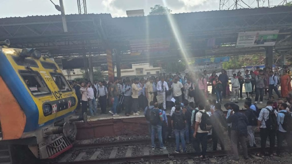 Virar railway station rail roko protest today | Western Railway AC local train controversy | Virar to Churchgate commuters agitation | Mumbai local train delay updates live Virar railway station rail roko protest today | Western Railway AC local train controversy | Virar to Churchgate commuters agitation | Mumbai local train delay updates live