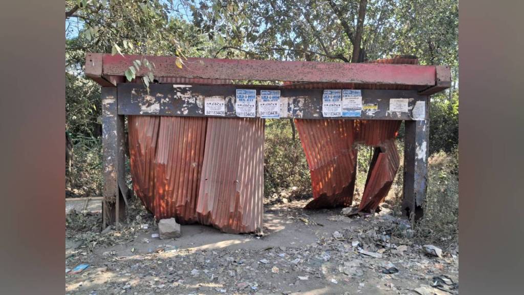 dilapidated bus stops on mumbai ahmedabad highway vasai virar | passengers waiting on road side vasai east | poor condition of st bus stands in maharashtra | vasai virar municipal corporation bus stop maintenance issue dilapidated bus stops on mumbai ahmedabad highway vasai virar | passengers waiting on road side vasai east | poor condition of st bus stands in maharashtra | vasai virar municipal corporation bus stop maintenance issue