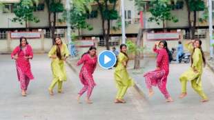 Two Young Girls dance on Mi Chattis Nakharewali