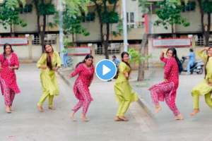 Two Young Girls dance on Mi Chattis Nakharewali