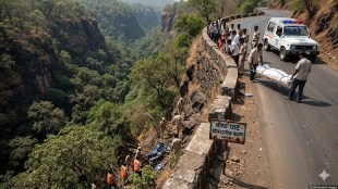 Botha Ghat Buldhana accident spot | Hivarkhed police investigating bike accident site | Dead bodies found in Buldhana valley after three days | Chikhaldara man dies in Botha Ghat road crash