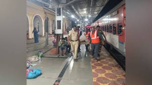 pregnant woman delivery in pune supaul express | railway police operation matrushakti ahilyanagar | central railway police help pregnant lady | maharashtra railway news today