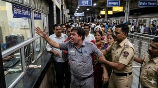 Mumbra railway station ticket counter incident | Drunk railway employee drama Thane | Thane GRP police action Mumbra | Central Railway booking clerk high drama case