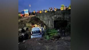 Mumbai Goa highway accident today | Walope Chiplun car accident news | Ratnagiri road accident updates | Ertiga car falls into gorge Maharashtra