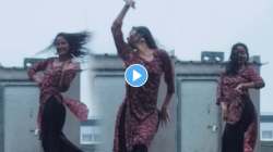आई गं, काय नाचलीस…. भरपावसात “बरसो रे मेघा मेघा” गाण्यावर तरूणीचा धिंगाणा; VIDEO पाहून युजर्स करतायत कौतुक