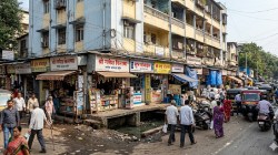 निर्ढावलेले दुकानदार ; महापालिकेचे कारवाईकडे दुर्लक्ष परळ – भोईवाड्यात नाल्यांवर दुकाने