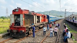 इंजिन बिघाडामुळे मुंबई-पुणे डेक्कन एक्स्प्रेस खोळंबली ;प्रवाशांचे हाल