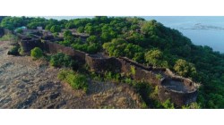 गुहागरमध्ये दोन आंब्यावरुन गोपाळगड किल्ल्याचा वाद पुन्हा उफाळ्ला; पर्यटकांना डांबून ठेवल्याचा आरोप, दुर्गप्रेमी संघटना आक्रमक