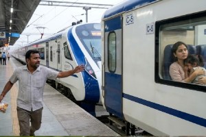 Vande Bharat Express automatic door safety incident | Kurduwadi railway station father daughter separation | Pune Railway Police RPF child rescue | Indian Railways passenger safety alert Marathi