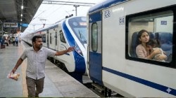 वडील बिस्किट घ्यायला उतरले, तेवढ्यात वंदे भारत सुटली अन् ३ वर्षांची चिमुरडी एकटीच पुण्यात पोहचली; वाचा पुढे काय झाले…