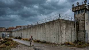 Maharashtra prison escape news | Prisoners flee from police custody in Nagpur | Jail clashes and security breach India | Prison administration revenue and reforms 2026